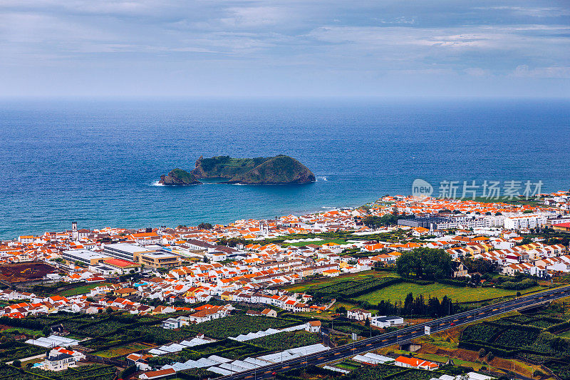 从Nossa Senhora da Page小教堂拍摄的维拉弗兰卡岛。圣米格尔岛，葡萄牙。前往亚速尔群岛。位于葡萄牙亚速尔群岛圣米格尔岛附近的维拉弗兰卡岛。